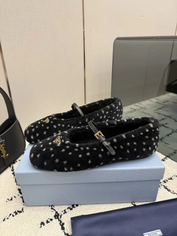 Prada Балетки меховые — Фото 4