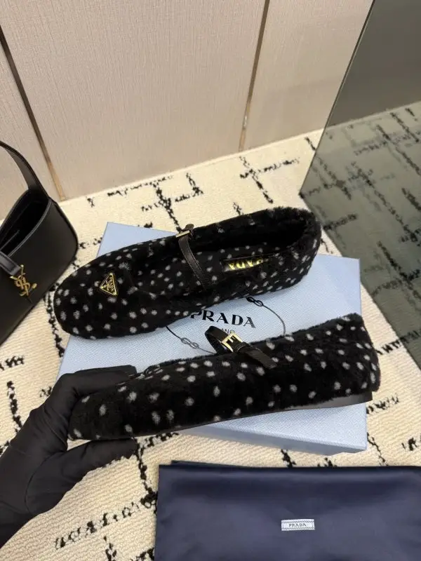Prada Балетки меховые — Фото 5