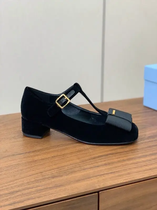 Prada — Бархарные туфли-мэри джейн с Т-образным ремешком и бантом