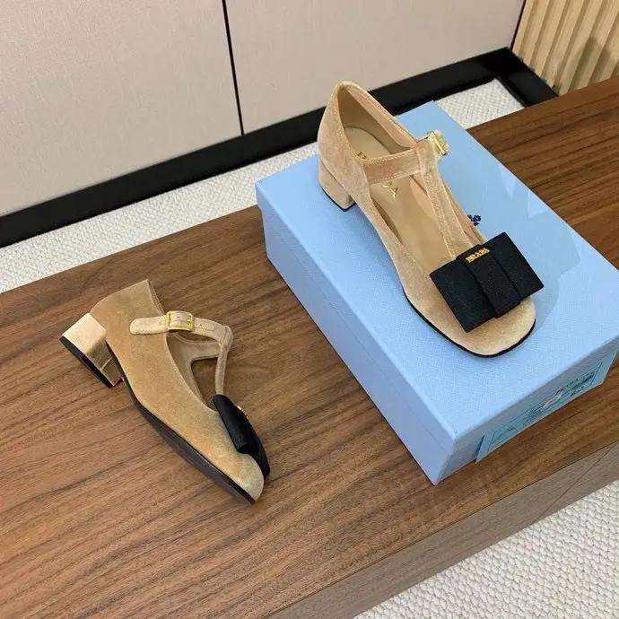 Prada Бархарные туфли-мэри джейн с Т-образным ремешком и бантом — Фото 2