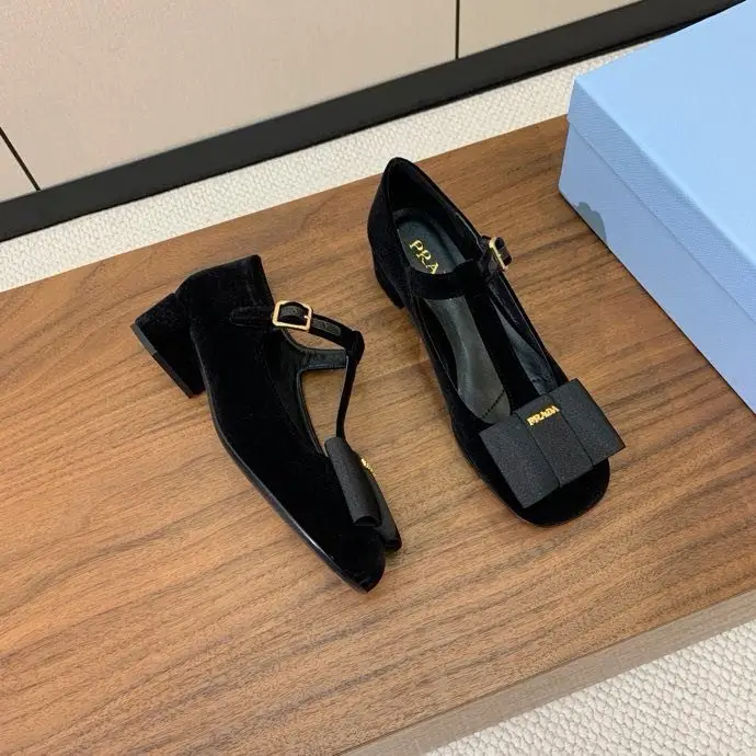 Prada Бархарные туфлі-мері джейн з Т-образним ремінцем і бантом — Фото 3