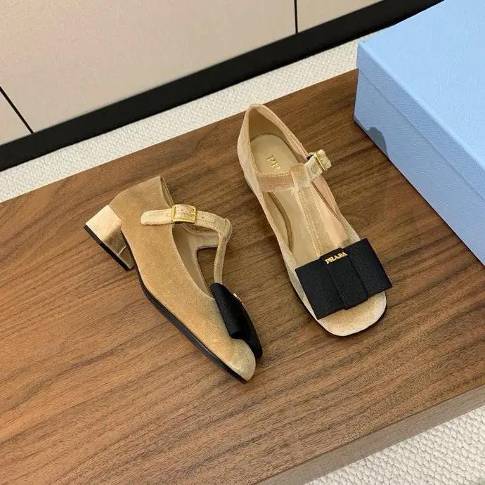 Prada Бархарные туфли-мэри джейн с Т-образным ремешком и бантом — Фото 3
