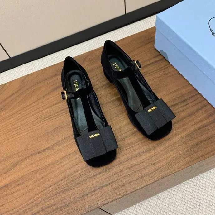 Prada Бархарные туфлі-мері джейн з Т-образним ремінцем і бантом — Фото 4