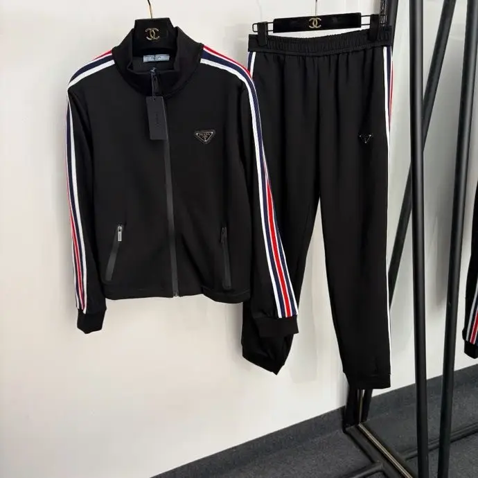 Prada Костюм жіночий — Фото 1