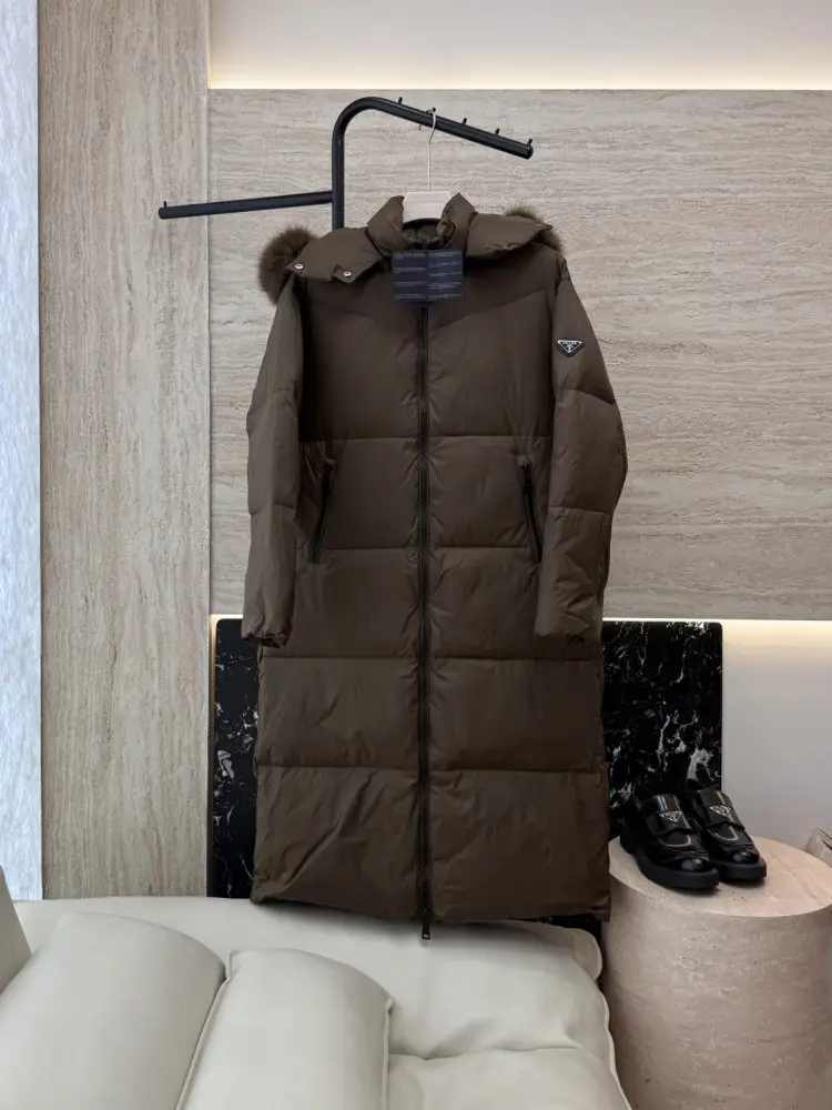 Prada — Куртка пуховик c коміром з лисячого хутра