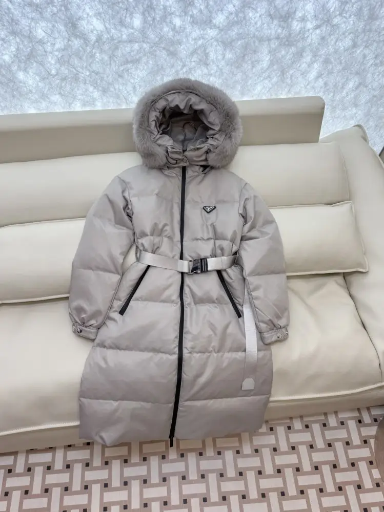 Prada Jacket Down jacket women's from big collar of fox fur — Photo 3