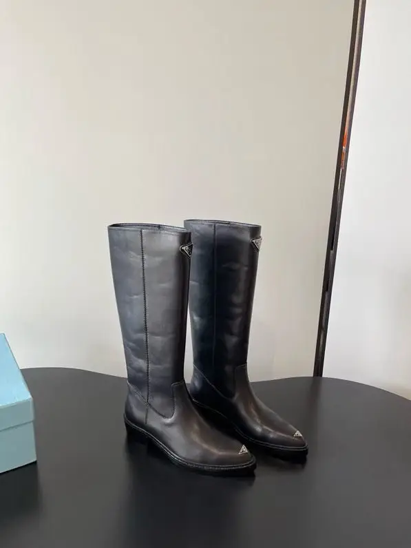 Prada — Шкіряні чоботи на платформі з гострим носком