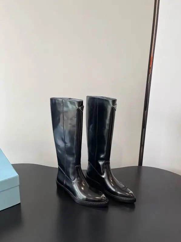 Prada — Шкіряні чоботи на платформі з гострим носком