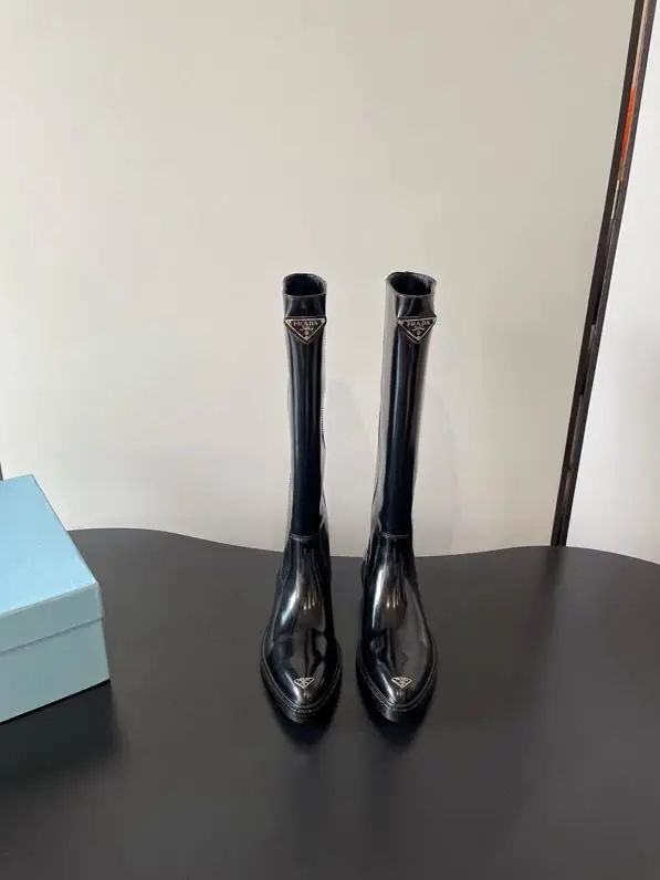 Prada Кожаные сапоги на платформе с острым носком — Фото 2