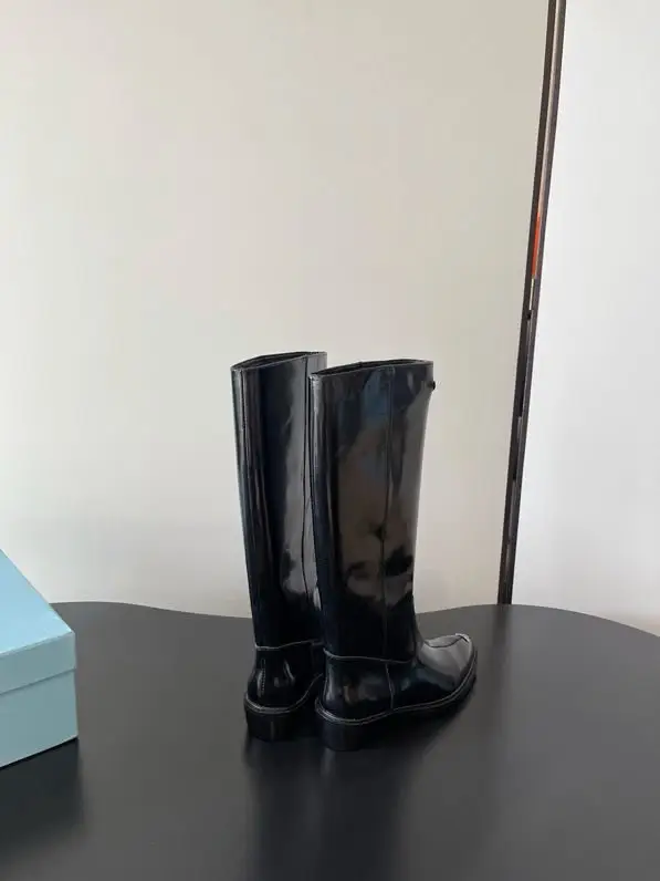 Prada Кожаные сапоги на платформе с острым носком — Фото 4