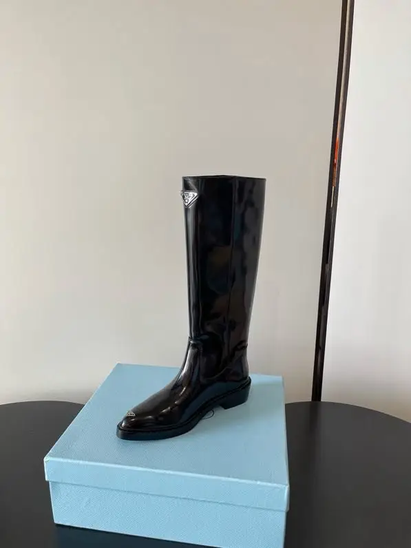 Prada Кожаные сапоги на платформе с острым носком — Фото 5