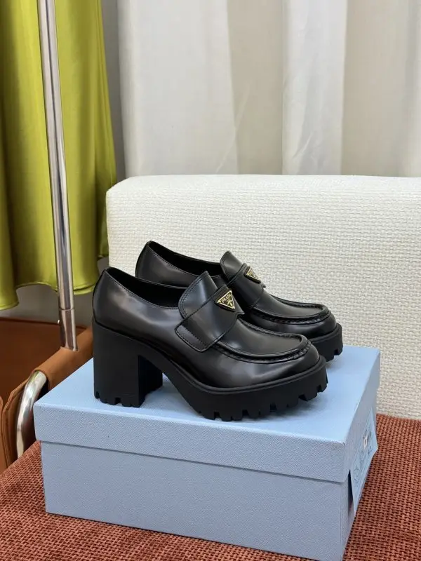 Prada — Лоферы на массивном каблуке