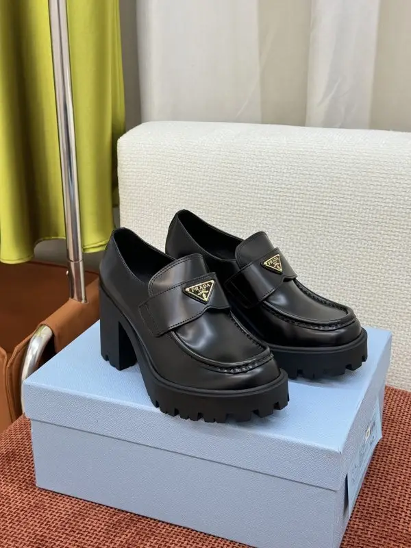Prada Лоферы на массивном каблуке — Фото 2