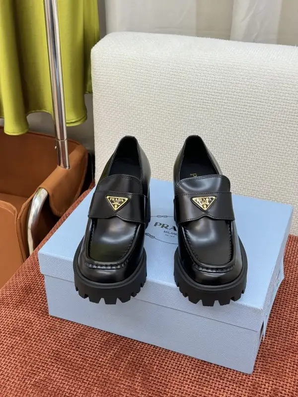Prada Лоферы на массивном каблуке — Фото 3