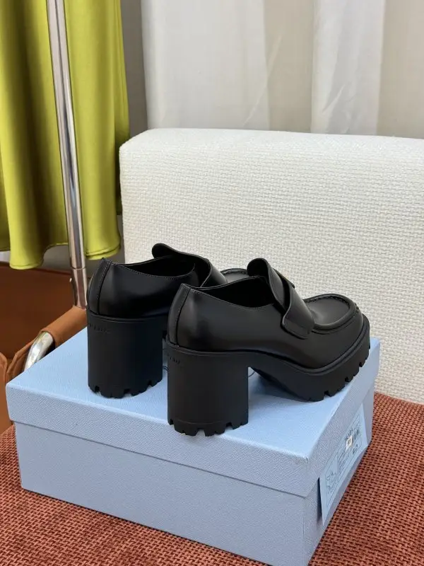 Prada Лоферы на массивном каблуке — Фото 4