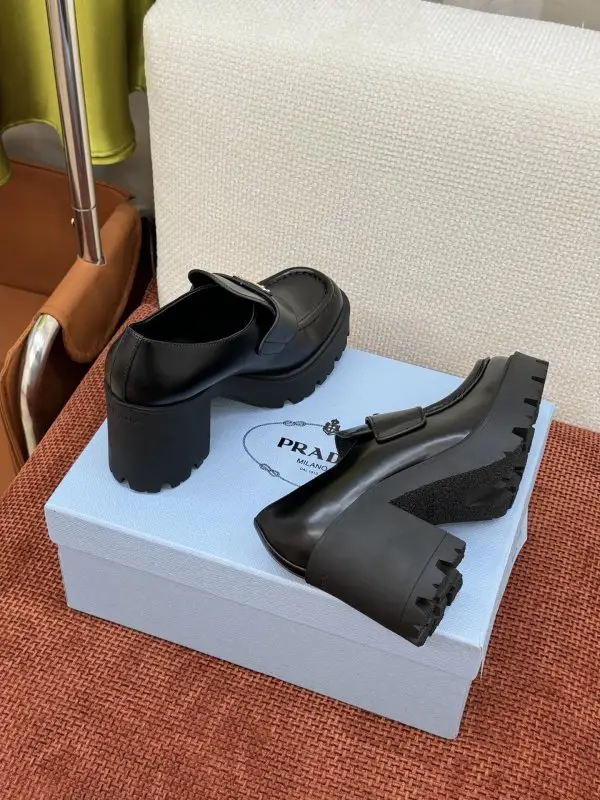 Prada Лоферы на массивном каблуке — Фото 5