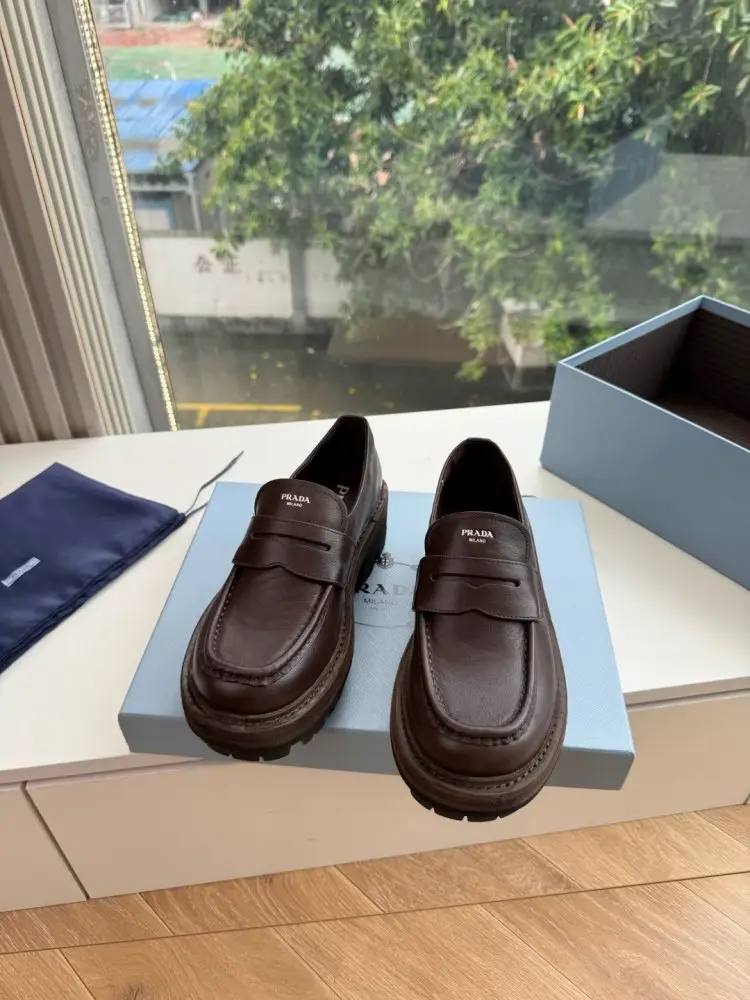 Prada Лоферы жіночі — Фото 2