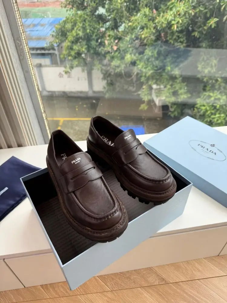Prada Лоферы жіночі — Фото 5