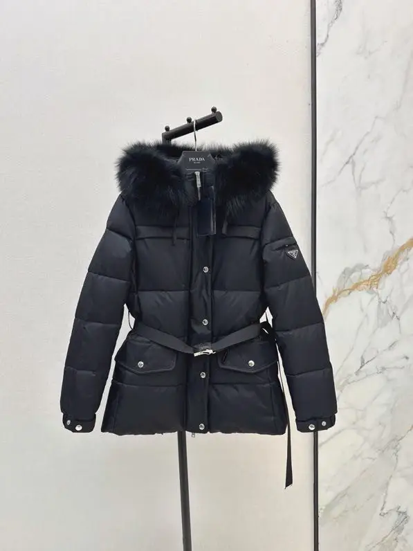 Prada Пухови женский с объемным меховым воротником и капюшоном — Фото 2
