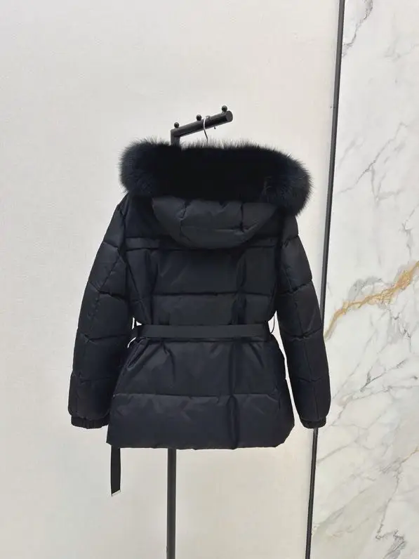 Prada Пухови женский с объемным меховым воротником и капюшоном — Фото 3
