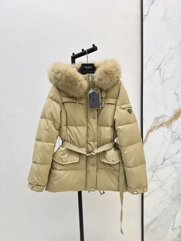 Prada Пухови жіночий з об'ємним хутряним коміром і капюшоном — Фото 4