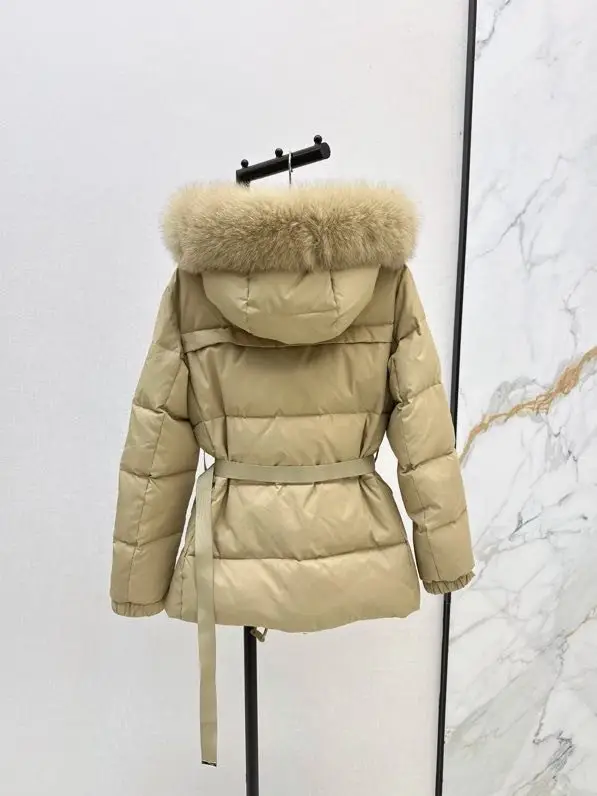 Prada Пухови жіночий з об'ємним хутряним коміром і капюшоном — Фото 5