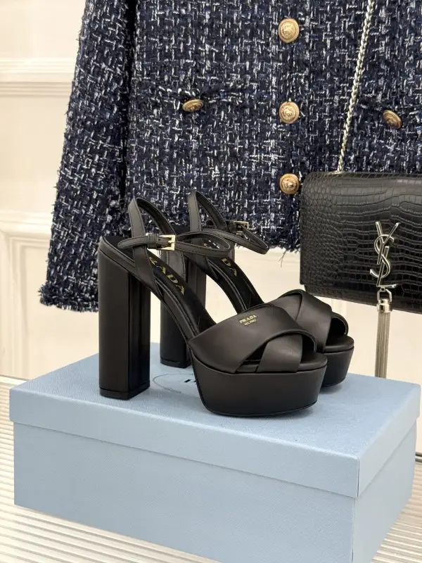 Prada — Туфли на платформе с перекрестными ремешками и массивным каблуком