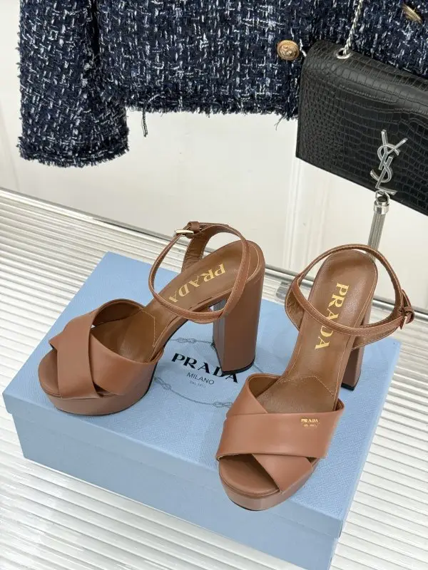 Prada Туфли на платформе с перекрестными ремешками и массивным каблуком — Фото 2