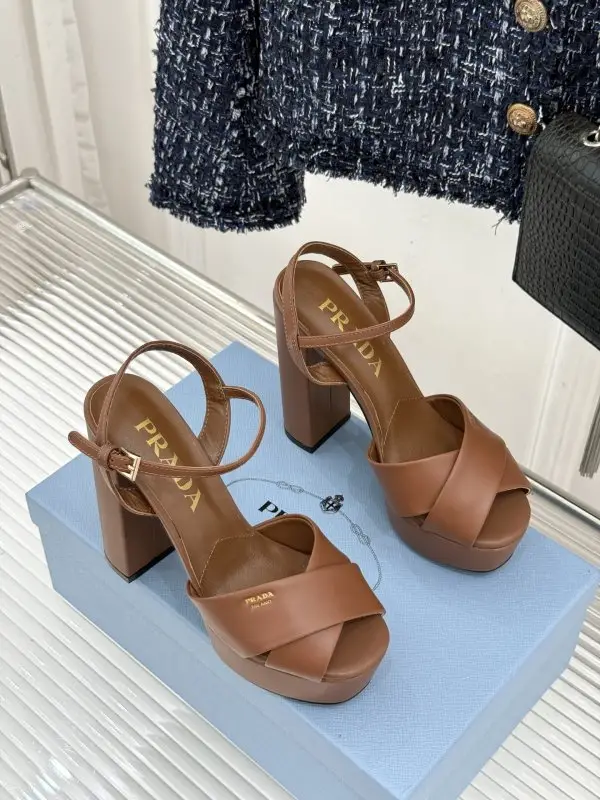 Prada Туфли на платформе с перекрестными ремешками и массивным каблуком — Фото 3