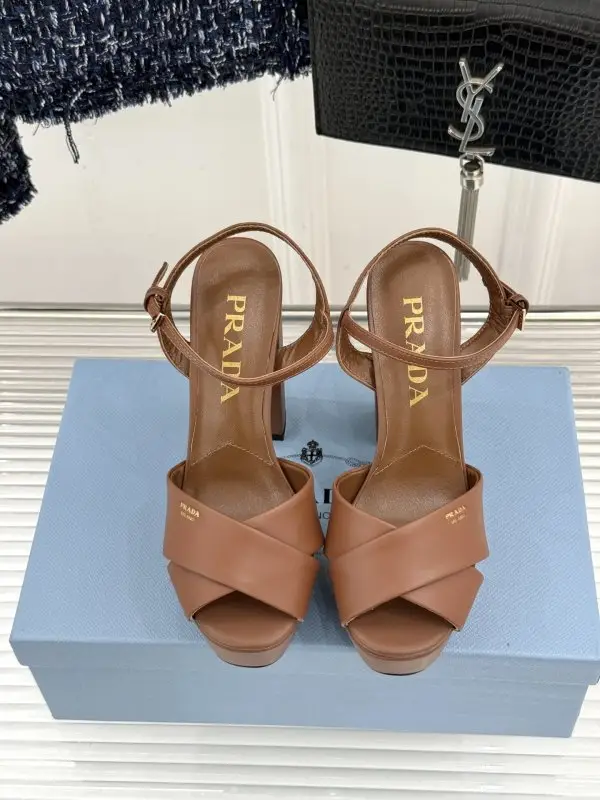 Prada Туфли на платформе с перекрестными ремешками и массивным каблуком — Фото 4