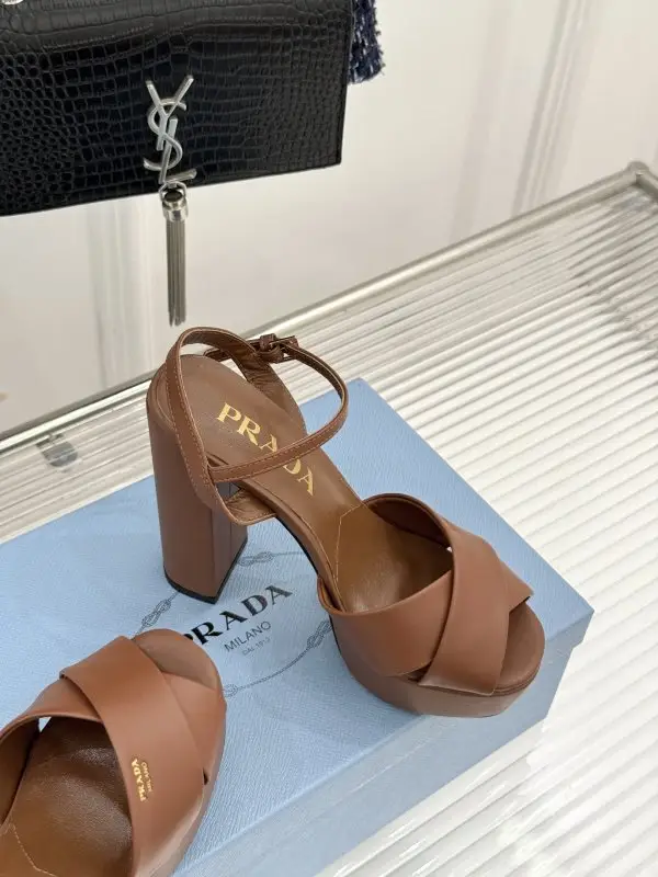 Prada Туфли на платформе с перекрестными ремешками и массивным каблуком — Фото 5