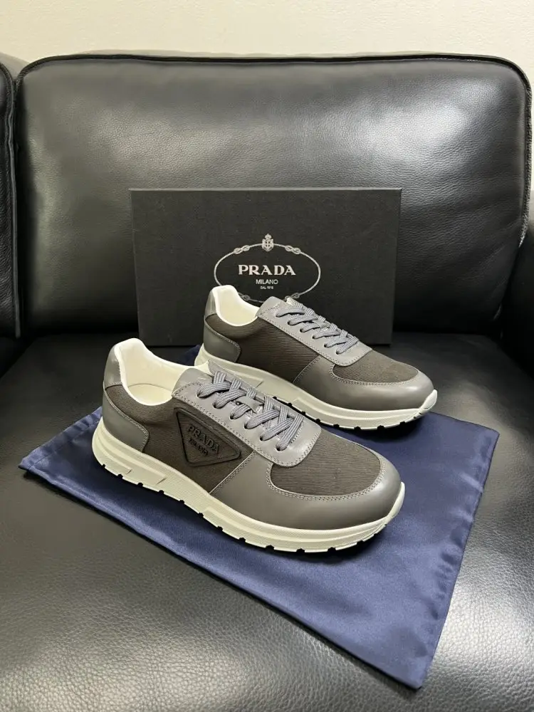 Prada Кроссовки мужские — Фото 1
