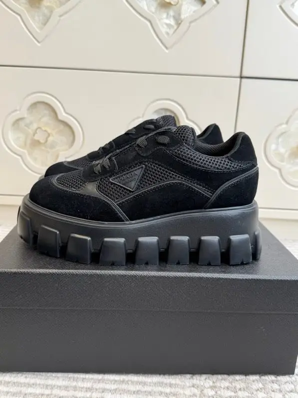 Prada — Кросівки жіночі