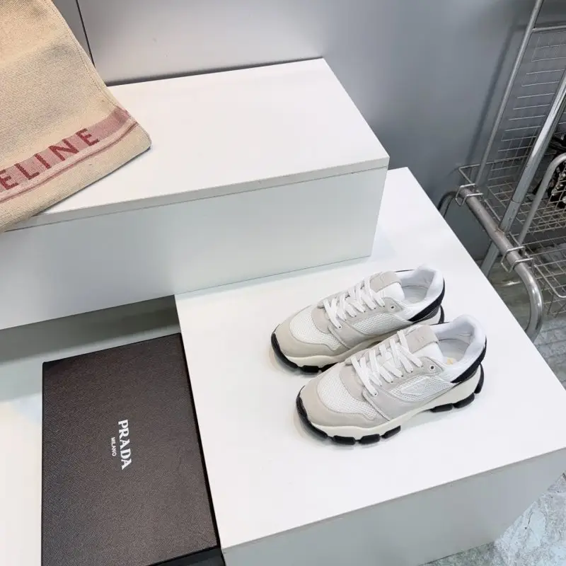 Prada Кросівки жіночі — Фото 3