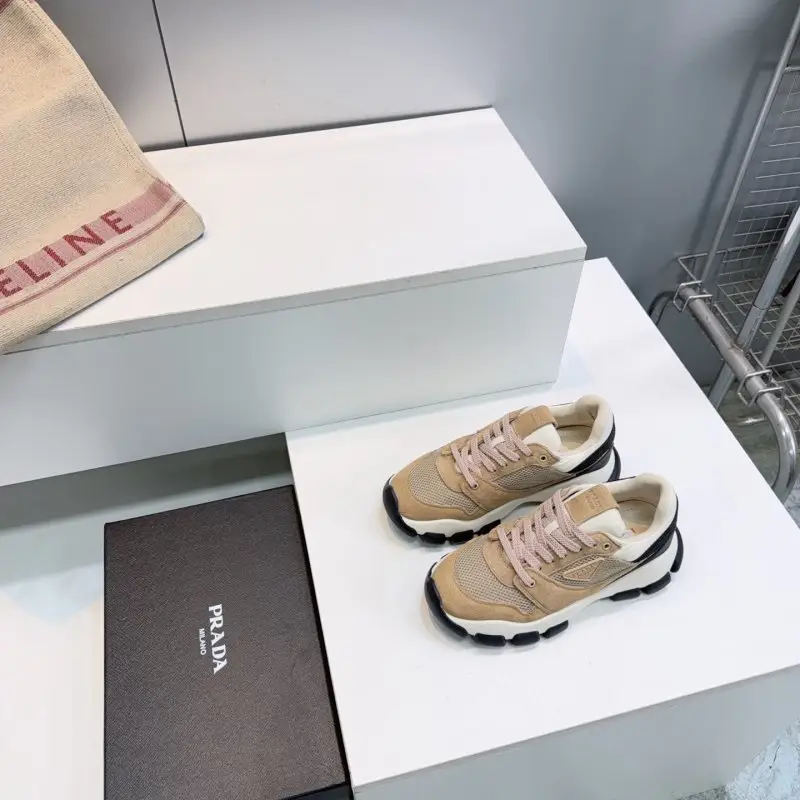 Prada Кросівки жіночі — Фото 5