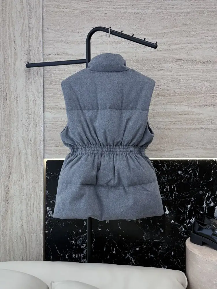 Prada Жилетка на пуху женская — Фото 2