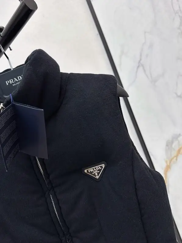 Prada Жилетка на пуху женская — Фото 2
