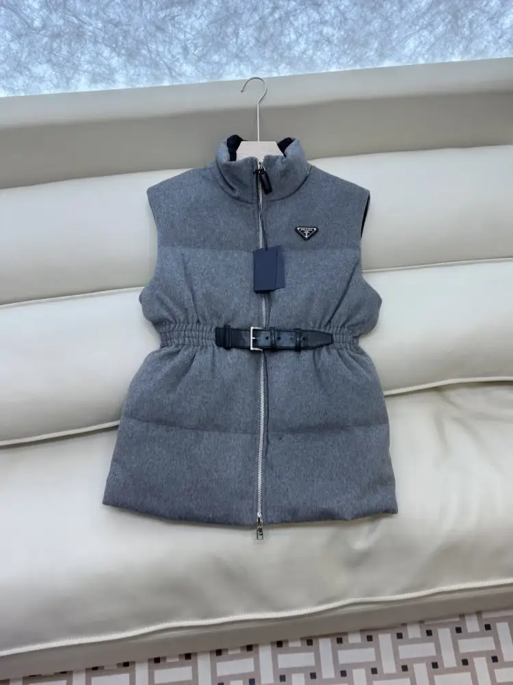Prada Жилетка на пуху женская — Фото 3