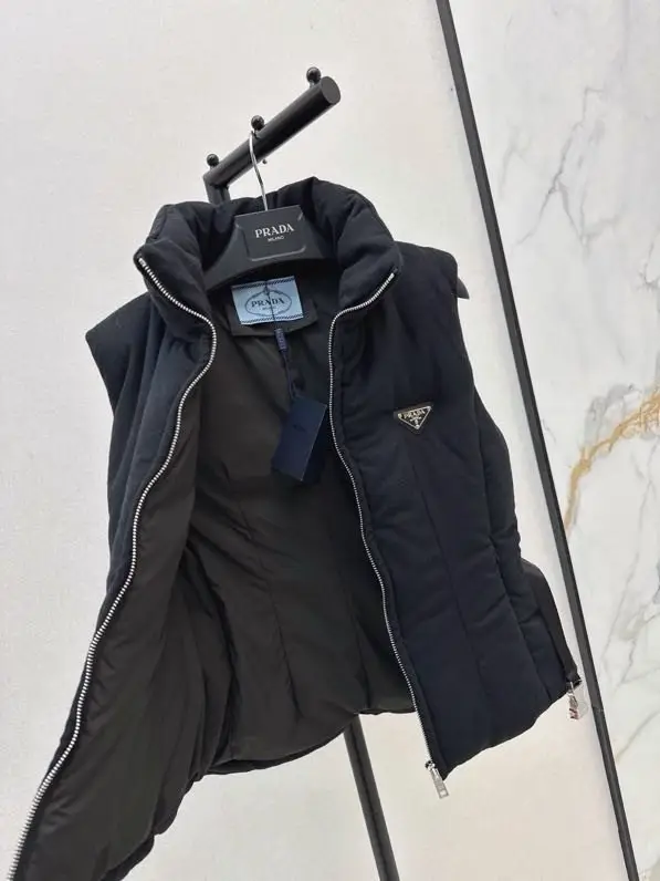 Prada Жилетка на пуху женская — Фото 4