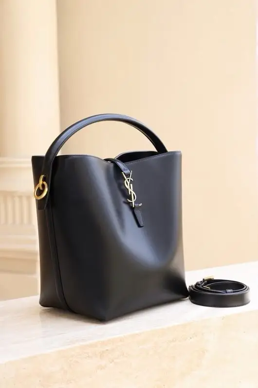 Saint Laurent A bag-bucket 20 cm LE CASSANDRE — Photo 5
