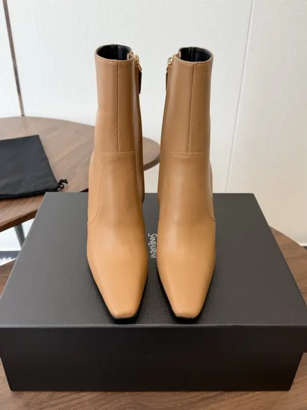 Saint Laurent Ankle boots leather on heel — Photo 2