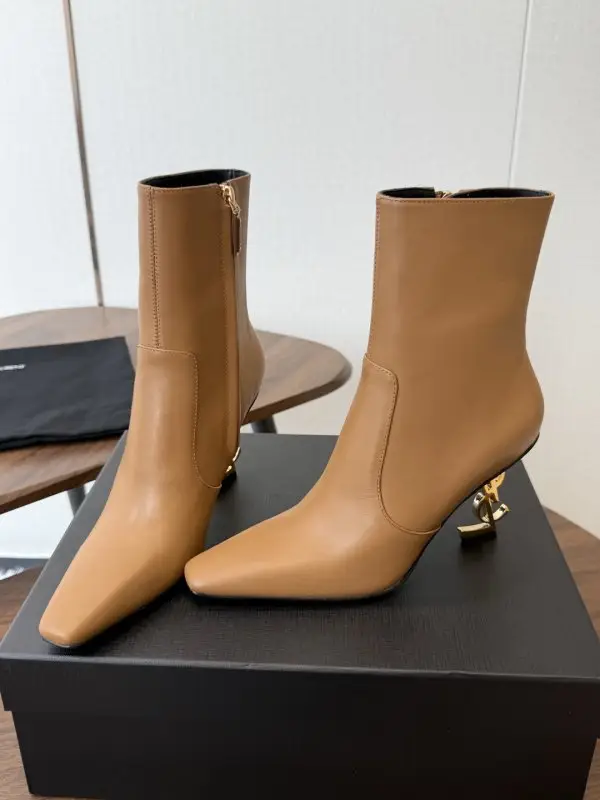 Saint Laurent Ankle boots leather on heel — Photo 3