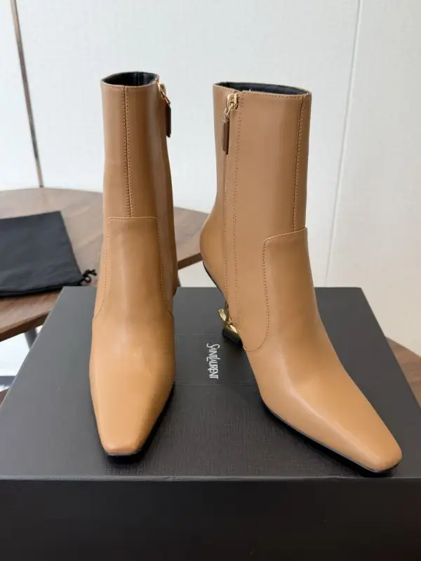 Saint Laurent Ankle boots leather on heel — Photo 4