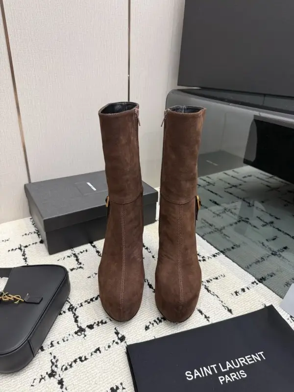 Saint Laurent Ankle boots on high heel and platform — Photo 2