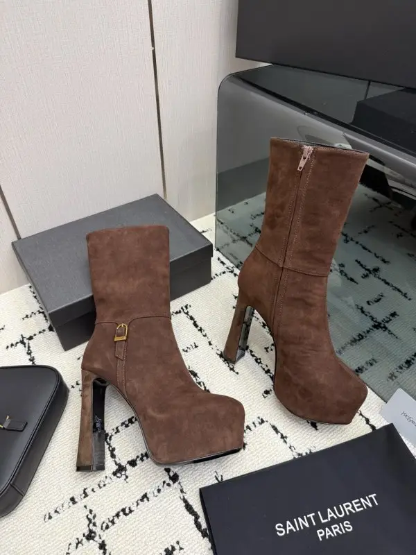 Saint Laurent Ankle boots on high heel and platform — Photo 3