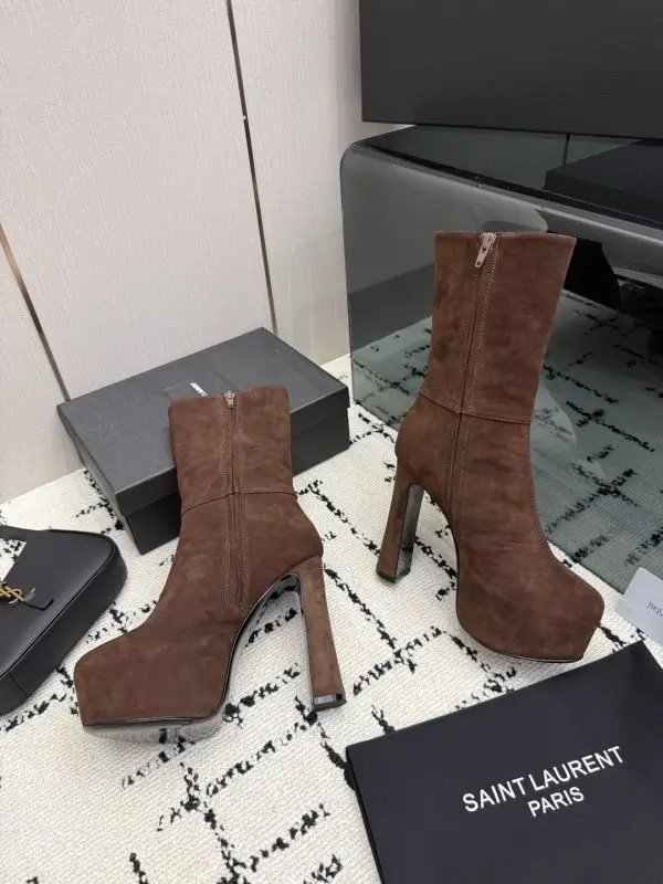Saint Laurent Ankle boots on high heel and platform — Photo 4