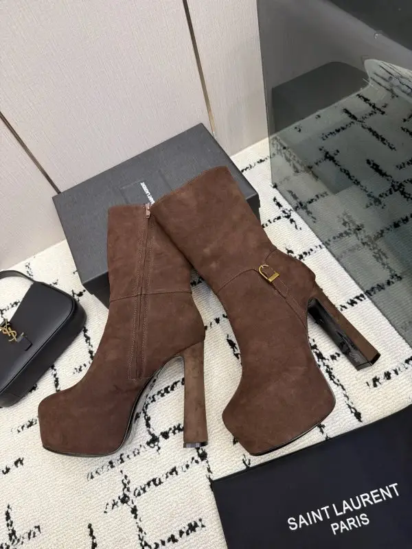 Saint Laurent Ankle boots on high heel and platform — Photo 5