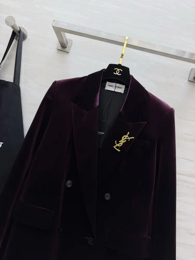 Saint Laurent Double-breasted velvet a jacket female — Photo 2