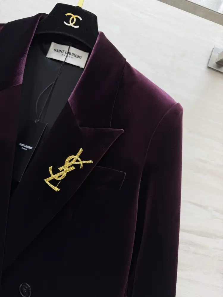 Saint Laurent Double-breasted velvet a jacket female — Photo 3