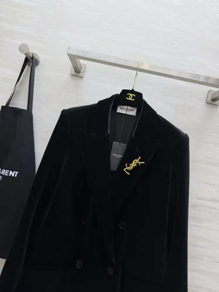 Saint Laurent Двубортный бархатный пиджак женский — Фото 4